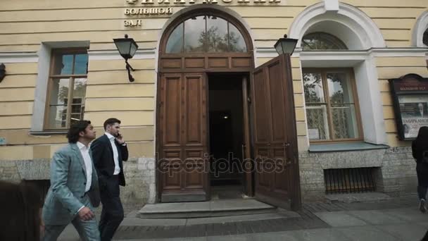 Saint Petersburg, Federacja Rosyjska - 23 czerwca 2016: śledzenie strzał kobieta spaceru od ulicy myśli duże drewniane drzwi w ciemnym pokoju — Wideo stockowe