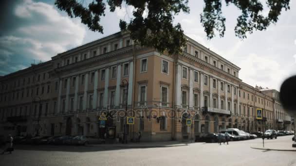 SAN PETERSBURG, RUSIA - 23 DE JUNIO DE 2016: Foto de Dolly de un edificio cultural de estilo antiguo con hojas verdes en primer plano — Vídeos de Stock