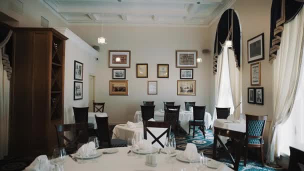 Sint-Petersburg, Rusland - 23 juni 2016: Inzoomen lege oude stijl café of restaurant witte muren dure meubels — Stockvideo