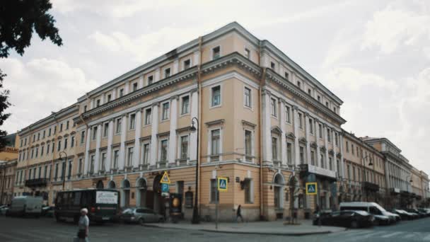 Sint-Petersburg, Rusland - 23 juni 2016: Oude stijl culturele gebouw op de hoek van de straat van de stad in de zomer op zonnige dag — Stockvideo