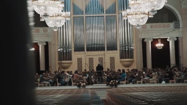 SAINT PETERSBURG, RÚSSIA - JUNHO 23, 2016: Fade to black dolly shot of a string orchestra repeat in organ hall — Vídeo de Stock