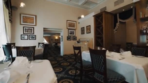 САЙНТ-ПЕТЕРБУРГ, РОССИЯ - 23 июня 2016 года: Отслеживающий снимок внутри почти опустошает ресторан старого стиля с дорогой мебелью — стоковое видео