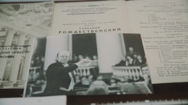 SAN PETERSBURG, RUSIA - 23 DE JUNIO DE 2016: Dolly filmó de cerca los viejos manuales de música rusa y fotografías en blanco y negro — Vídeos de Stock