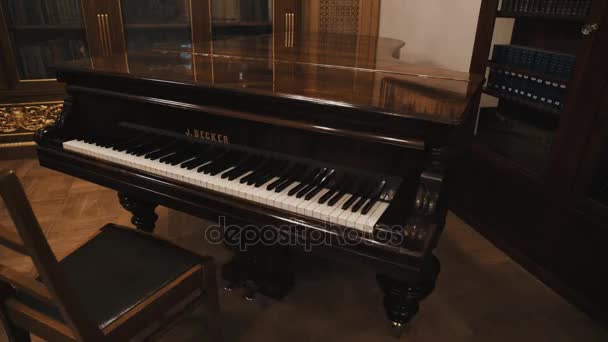 SAINT PETERSBURG, RÚSSIA - JUNHO 23, 2016: Dolly shot of expensive looking grand piano in old classical interior — Vídeo de Stock