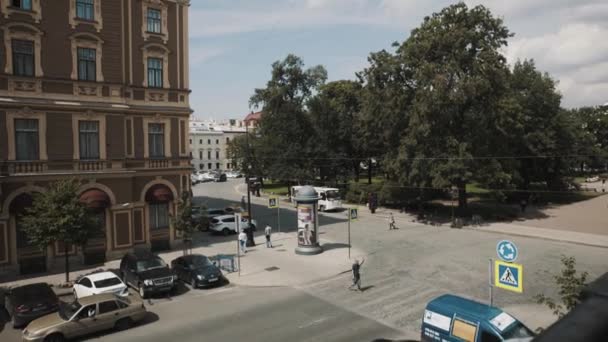 SAINT PETERSBURG, RÚSSIA - JUNHO 23, 2016: Panorâmica da rua da cidade velha com tráfego de automóveis e transeuntes no dia de verão — Vídeo de Stock