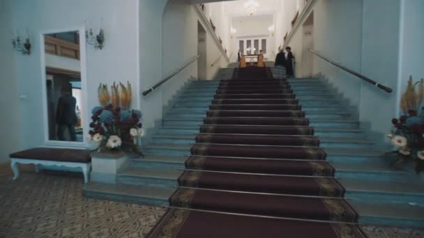 SAN PETERSBURG, RUSIA - 23 DE JUNIO DE 2016: Corredores móviles de una antigua sala de conciertos escaleras interiores con alfombra roja . — Vídeos de Stock