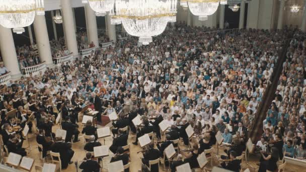 Sint-Petersburg, Rusland - 23 juni 2016: strijkorkest spelen op scène van oude concertzaal voor veel mensen — Stockvideo