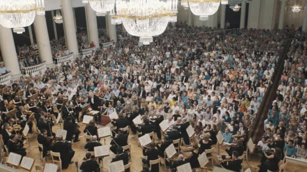 상트페테르부르크, 러시아-6 월 23 일, 2016: 개요 바이올린 오케스트라 콘서트 동안 콘서트 홀 오래 된 스타일. 많은 사람들이 — 비디오