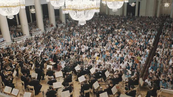 많은 사람들이 앞 오래 된 콘서트 홀의 상트페테르부르크, 러시아-6 월 23 일, 2016: 바이올린 오케스트라 — 비디오
