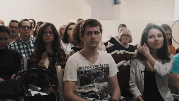 Sint-Petersburg, Rusland - 23 juni 2016: Dolly schot menigte zitten op stoelen in oude klassieke concertzaal, wachten — Stockvideo