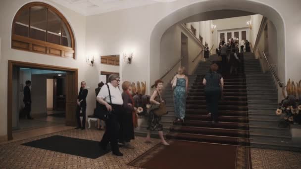 Saint Petersburg, Oroszország - 2016. június 23.: A csoport az emberek séta fel a régi stílusú concert hall folyosó belső lépcsőház — Stock videók