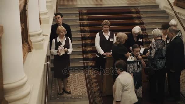 Sint-Petersburg, Rusland - 23 juni 2016: Usher tickets op trap in oude stijl concert hall corridor interieur controleren — Stockvideo