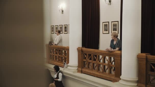 SAINT PETERSBURG, RUSSIE - 23 JUIN 2016 : Femme penchée sur des rails massifs en bois dans un ancien style classique intérieur de salle de concert — Video