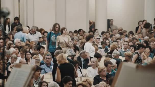 상트페테르부르크, 러시아-6 월 23 일, 2016: 사람들이 밝은 crowdly 콘서트 홀 고전적인 오래 된 스타일의 인테리어에 좌석 검색 — 비디오