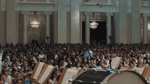 Petrohrad, Rusko - 23. června 2016: panoramatické. Dav v klasické music hall vítá hudebníků s vítá — Stock video