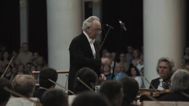 Sint-Petersburg, Rusland - 23 juni 2016: Wit-haired kapelmeester toonaangevende strijkorkest in klassieke concertzaal — Stockvideo