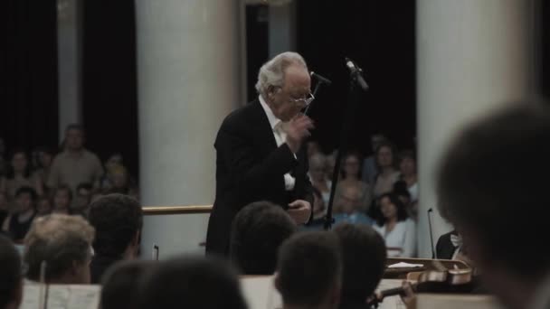 SAINT PETERSBURG, RUSSIA - 23 GIUGNO 2016: Orchestra da violino kapellmeister dai capelli argentati nella classica sala da concerto — Video Stock