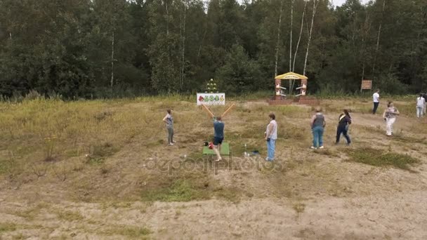 SAN PETERSBURG, RUSIA - 30 DE JULIO DE 2016: Un tirador aéreo jugando un juego de honda gigante derribando plushies afuera — Vídeos de Stock