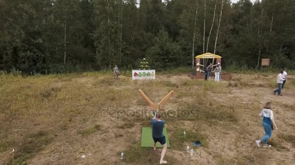 Saint petersburg, russland - 30. juli 2016: antenne. Mann spielt im echten Leben wütende Vögel mit Riesenschleuder am Waldrand — Stockvideo