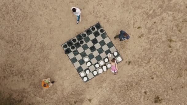 Petersburg, Rosja - 30 lipca 2016: Aerial góry zdjęcia osób gra szachy gra liczb na piaszczystej plaży, w pobliżu drzewa — Wideo stockowe