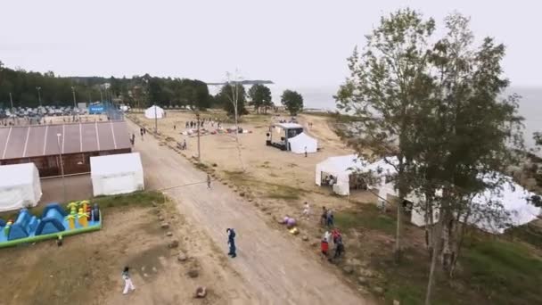 상트페테르부르크, 러시아-7 월 30 일, 2016: Arial 총된도 모래 해변 사람들 놀이 배구와 gorodki에. 마스코트 산책 — 비디오