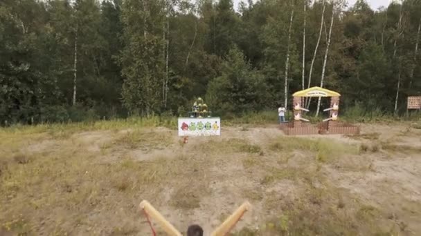 Petrohrad, Rusko - 30. července 2016: antény. Lidé střílet plyšové prak na pyramidu bloků na okraji lesa — Stock video