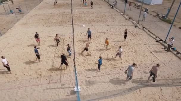 Saint petersburg, russland - 30. juli 2016: luftaufnahmen von spielenden beachvolleyballspielern auf dem sandspielplatz an sonnigen tagen — Stockvideo