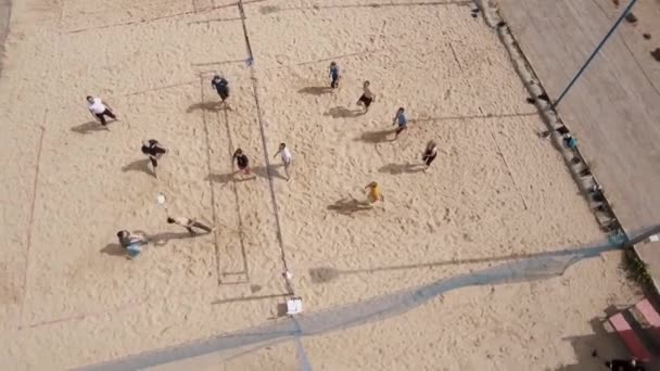 Санкт-Петербург, Російська Федерація - 30 липня 2016: Повітряних спінінг вистрілив людей, які грають волейбол на пляжі майданчик, сонячний день — стокове відео