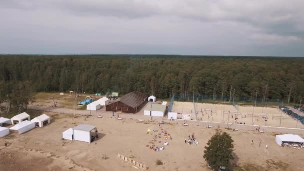 SAINT PETERSBURG, RUSSIA - 30 LUGLIO 2016: Spiaggia sabbiosa aerea vicino alla foresta con sacchi di fagioli e campo sportivo in estate — Video Stock