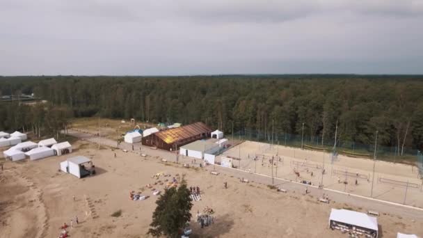 SAINT PETERSBURG, RUSSIA - 30 LUGLIO 2016: Spiaggia sabbiosa vista aerea vicino foresta con sacchi di fagioli e campo sportivo in estate — Video Stock