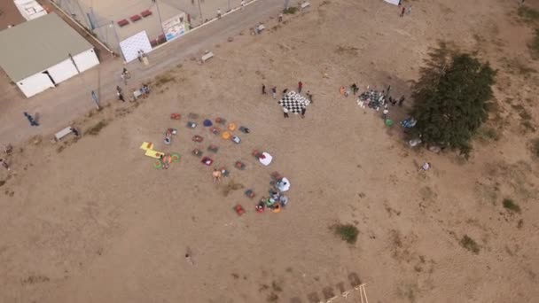 Sint-Petersburg, Rusland - 30 juli 2016: Arial shot zandstrand met sofa's, zitzakken en reuzenschaak op zonnige dag — Stockvideo