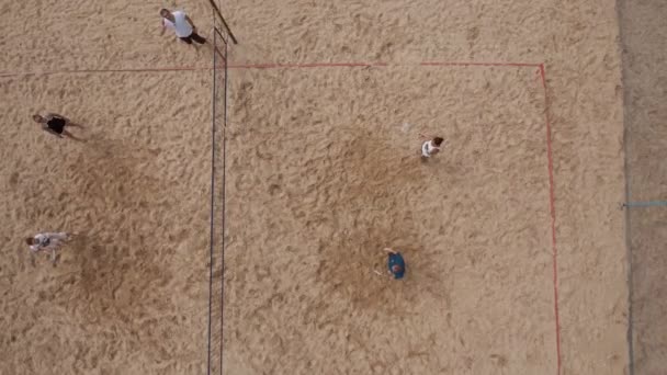 САЙНТ-ПЕТЕРБУРГ, РОССИЯ - 30 июля 2016 года: В солнечный день люди, играющие в бадминтон на пляжной спортивной площадке, стреляют с воздуха — стоковое видео