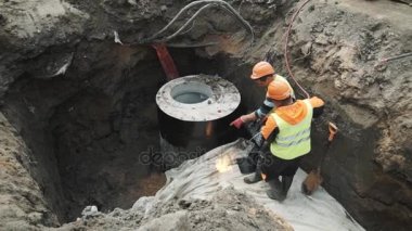 Saint Petersburg, Rusya Federasyonu - 26 Eylül 2016: Alev makinesi ile beton odası kuyu halka zor şapka işçi sararmış