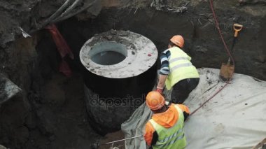 Saint Petersburg, Rusya Federasyonu - 26 Eylül 2016: Alev makinesi ile beton odası kuyu halka zor şapka işçi yakmak