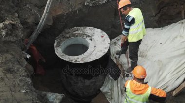 Saint Petersburg, Rusya Federasyonu - 26 Eylül 2016: Alev makinesi ile beton odası kuyu halka zor şapka inşaatçılar yakmak