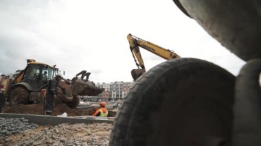 Saint Petersburg, Rusya - 26 Eylül 2016: site oluşturma, hendekte buldozer dökümü breakstone vurdu Slowmotion dolly.