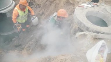 Saint Petersburg, Rusya Federasyonu - 26 Eylül 2016: Beton odası kuyu halkalar siperde Oluşturucusu'nda kask kullanımı cirular gördüm