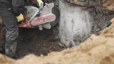 Saint Petersburg, Rusya Federasyonu - 26 Eylül 2016: Beton odası kuyu halkalar hendekte işçi kullanımı cirular yakından gördüm