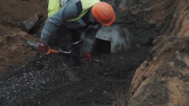 Saint Petersburg, Rusya Federasyonu - 26 Eylül 2016: Turuncu baret Slowmotion işçisi kürek hendekte ile stabilize atar