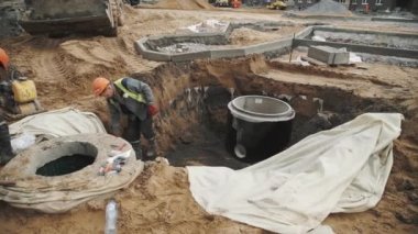 Saint Petersburg, Rusya - 26 Eylül 2016: Slowmotion alt site kumaş malzeme ile inşa, baret kapakları hendekte