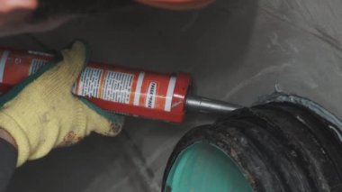 Saint Petersburg, Rusya - 26 Eylül 2016: Kask kullanım dolgu macunu plastik tüp Betonda adacığın üzerinde Builder'da yakından