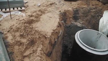 Saint Petersburg, Rusya - 26 Eylül 2016: Panoramik çekim işçi kask smear beyaz tutkal beton kuyu halkası üzerinde