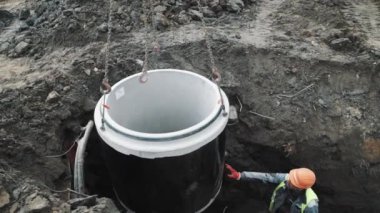 Saint Petersburg, Rusya - 26 Eylül 2016: Beton kuyu odası yüzük hangig için hendek düşürülmesi ile zincir