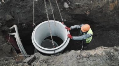 Saint Petersburg, Rusya - 26 Eylül 2016: hendek için düşürülmesi ile zincir sallanan beton kuyu odası yüzük