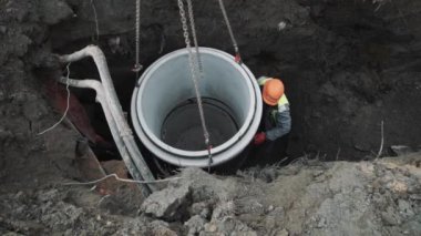 Saint Petersburg, Rusya - 26 Eylül 2016: Beton kuyu odası yüzük hangig çukurda montaj ile zincir