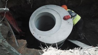 Saint Petersburg, Rusya - 26 Eylül 2016: İşçisi kask buildingsite, beton odası kuyu yüzüklü hendekte