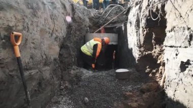 Saint Petersburg, Rusya - 26 Eylül 2016: çekim Dolly işçisi kask ölçü beton kuyu Ring site oluşturma