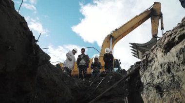 Saint Petersburg, Rusya - 26 Eylül 2016: Dolly Ekskavatör önünde zor şapka insanlarda sitesi binasında açmada vurdu