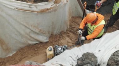 Saint Petersburg, Rusya Federasyonu - 26 Eylül 2016: Builder kullanım plaka Kompaktör siperde kum üzerinde beyaz kumaş malzeme ile kaplı