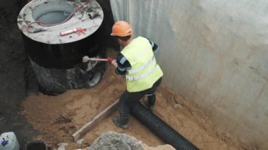 Saint Petersburg, Rusya Federasyonu - 26 Eylül 2016: Baret Builder'da kızak çekiç açması ile uzun plastik boru yendi
